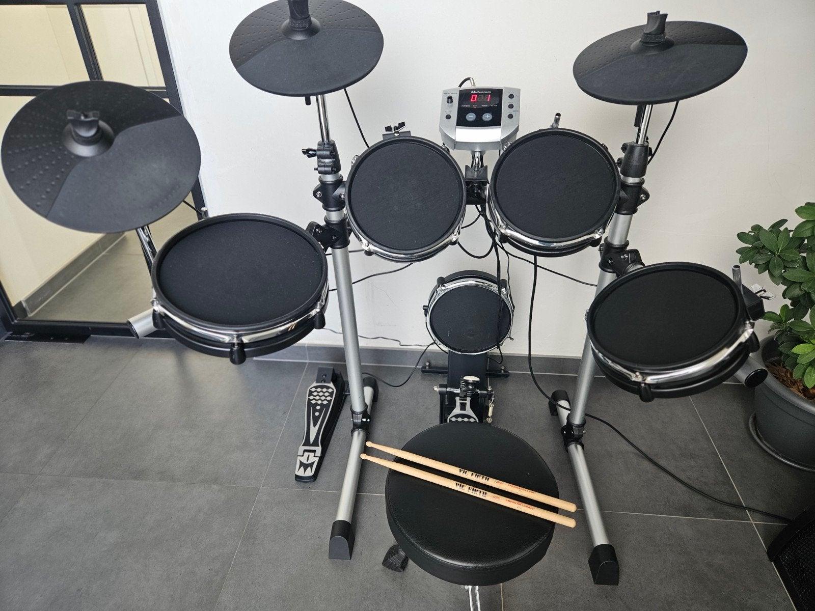 Elektrisch drumstel + versterker + kruk + stokken, Ophalen, Zo goed als nieuw, Overige merken, Elektronisch