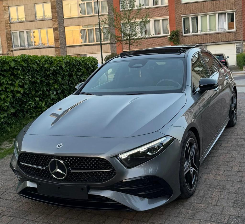 Mercedes A180 benzine Amg Line volledige opties 13000 km, Auto's, Mercedes-Benz, Automaat, Euro 6, 5 deurs, Particulier