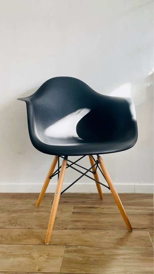 chaise noire style Eames, Maison & Meubles, Chaises, Bois, Enlèvement, Utilisé, Eames