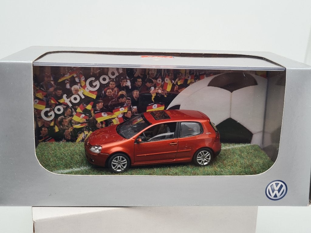 football « Goal » VW Golf IV édition limitée - Schuco 1/43, Hobby & Loisirs créatifs, Voitures miniatures | 1:43, Comme neuf, Voiture