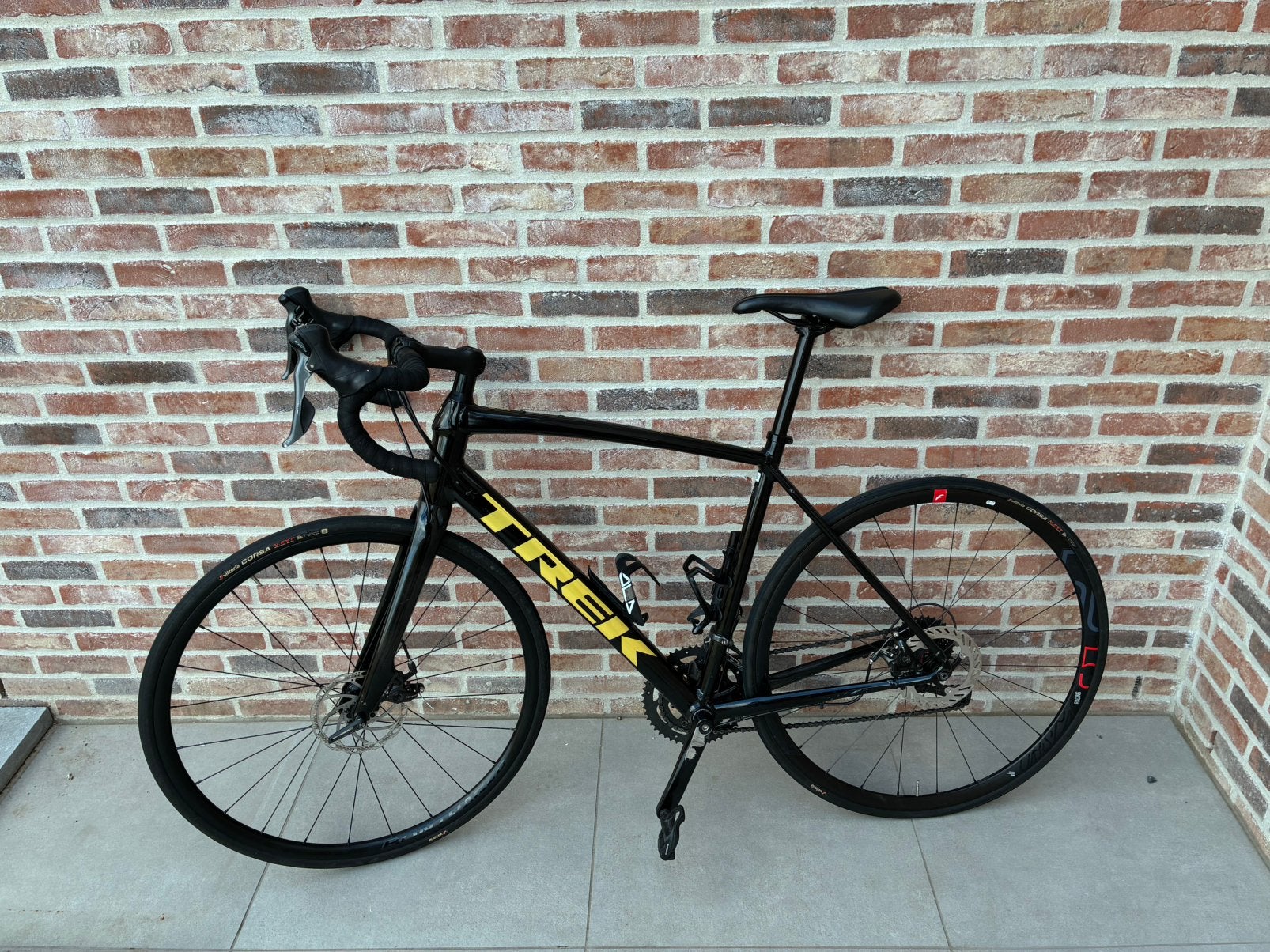 Trek Domane AL2 Disc, Trek Black/Carbon Smoke, 56cm, Gebruikt, Heren, Aluminium, 15 tot 20 versnellingen