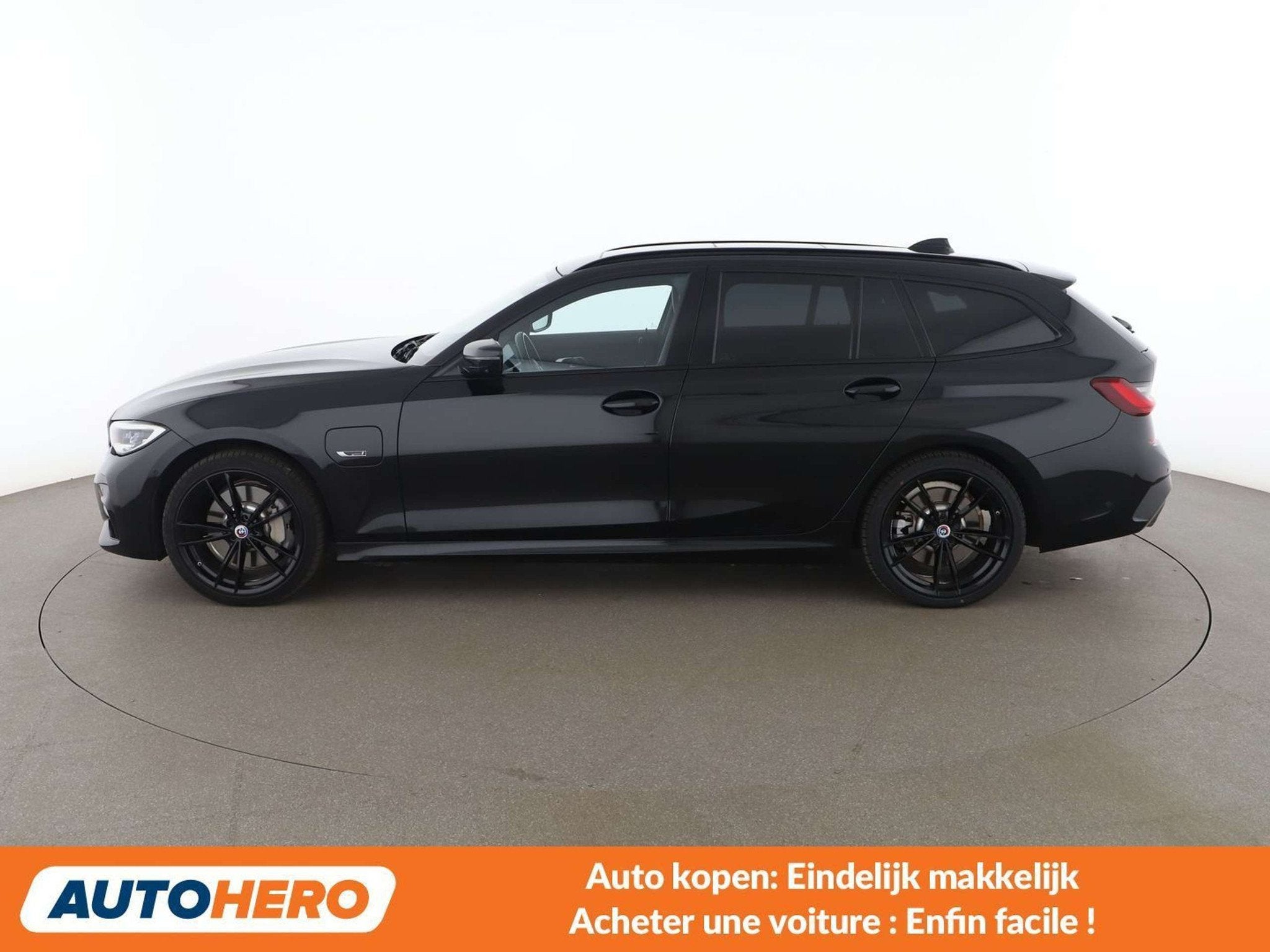 BMW 3 Serie 330 330e xDrive M Sport (bj 2022, automaat), Auto's, BMW, Automaat, Zwart, Leder, Lichtsensor