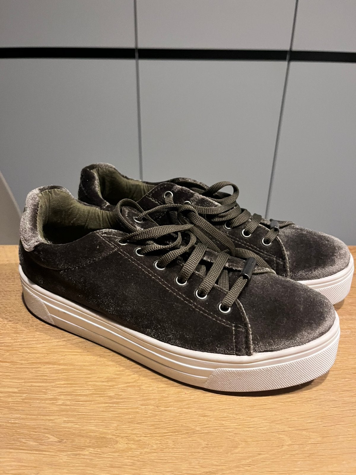 Sneakers Dames, Kinderen en Baby's, Ophalen of Verzenden, Zo goed als nieuw