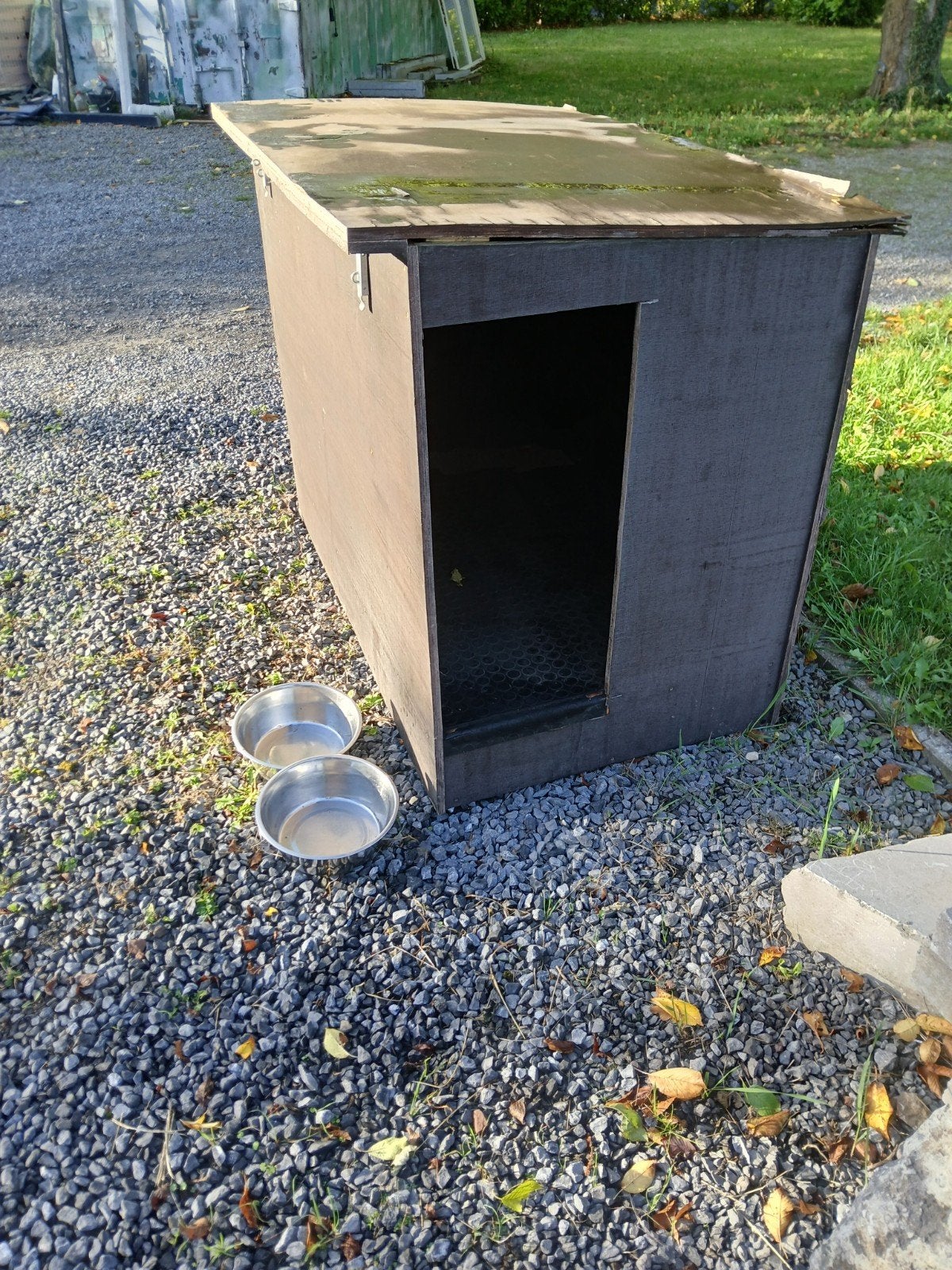 grand niche + 2 gamelles, Animaux & Accessoires, Maisons pour chiens, Enlèvement