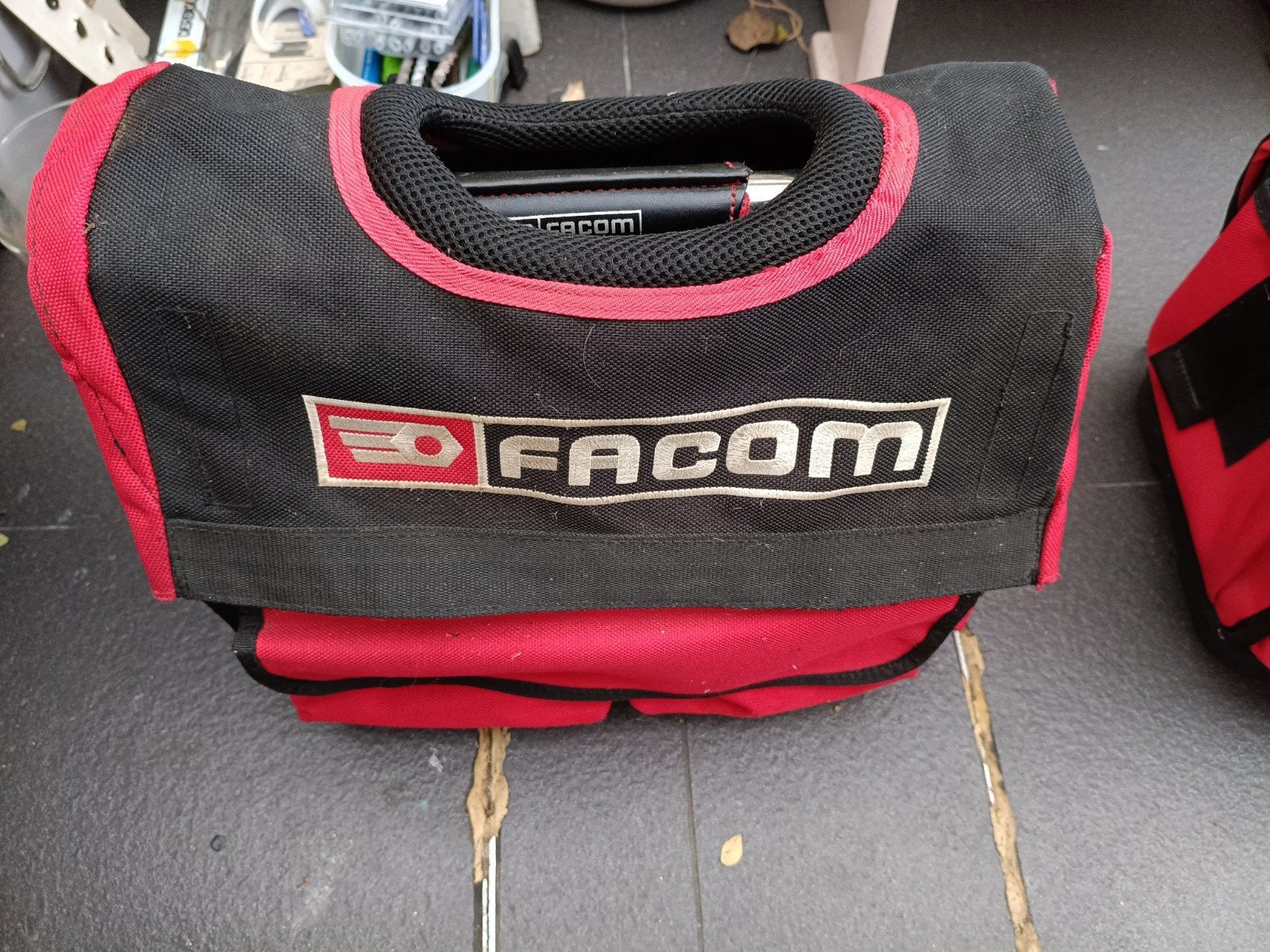 petit sac à outils FACOM, Enlèvement