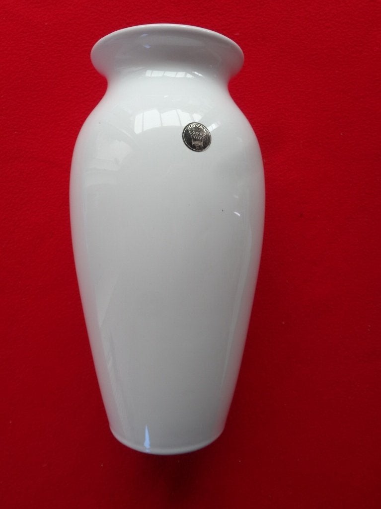 Joli Vase blanc. Marque: " Royal ". Emaillé., Envoi