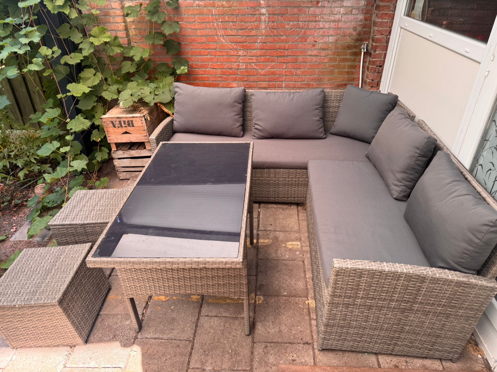 Complete loungeset met tafel en 2 krukjes, Tuin en Terras, Ophalen, Kunststof, Zo goed als nieuw, Loungeset