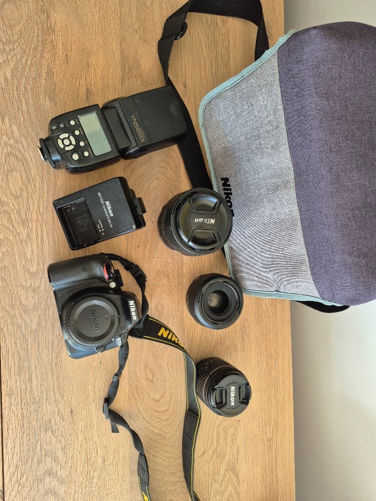 NIKON D3300 STARTERSET BODY + 3 LENZEN + FLITSER, Ophalen, Gebruikt, Spiegelreflex, Lensdop