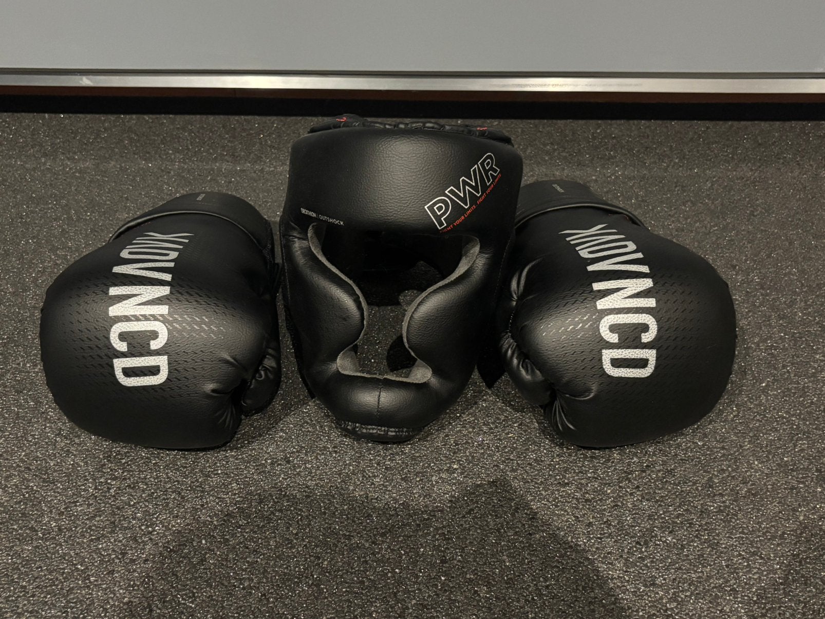 Bokshandschoenen en bokshelm, Sports & Fitness, Boxe, Enlèvement, Comme neuf, Gants de boxe