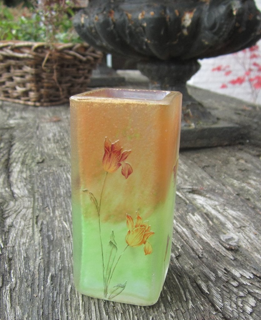 Antiek cameo glazen Daum Nancy vaasje met tulpen, Antiek en Kunst, Ophalen of Verzenden