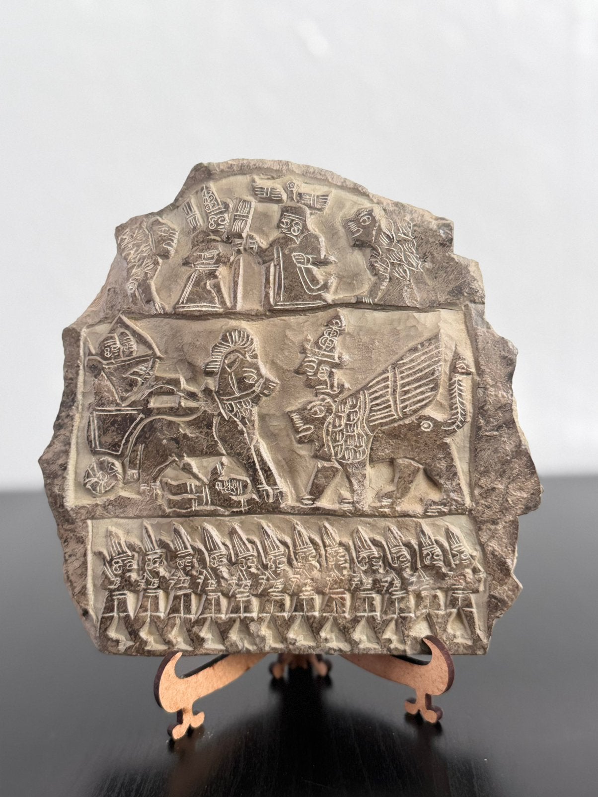 Plaque hittite en pierre faite main – 15  15 cm, Fait main, Enlèvement ou Envoi, Décoration murale, 15 cm