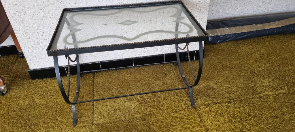 Metalen bijzettafeltje met glazen blad, Huis en Inrichting, Tafels | Bijzettafels, Ophalen, Minder dan 45 cm, Metaal of Aluminium