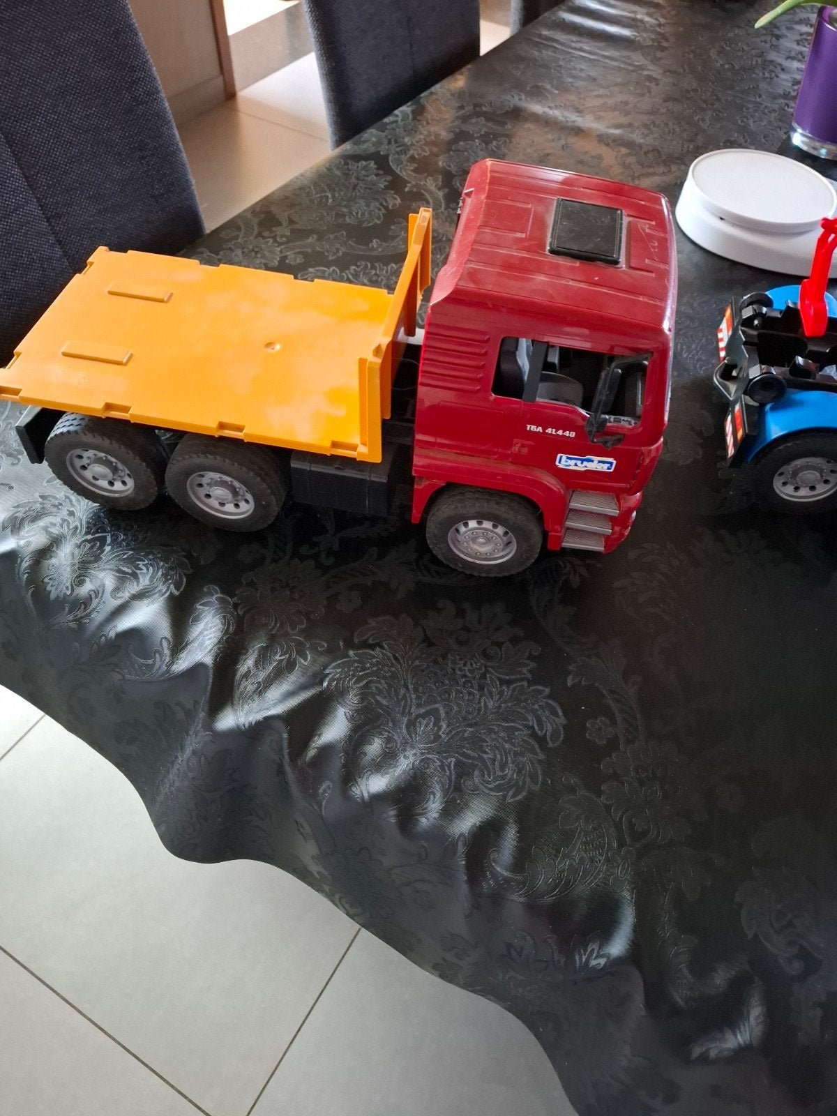 2 vrachtwagens bruder, Ophalen