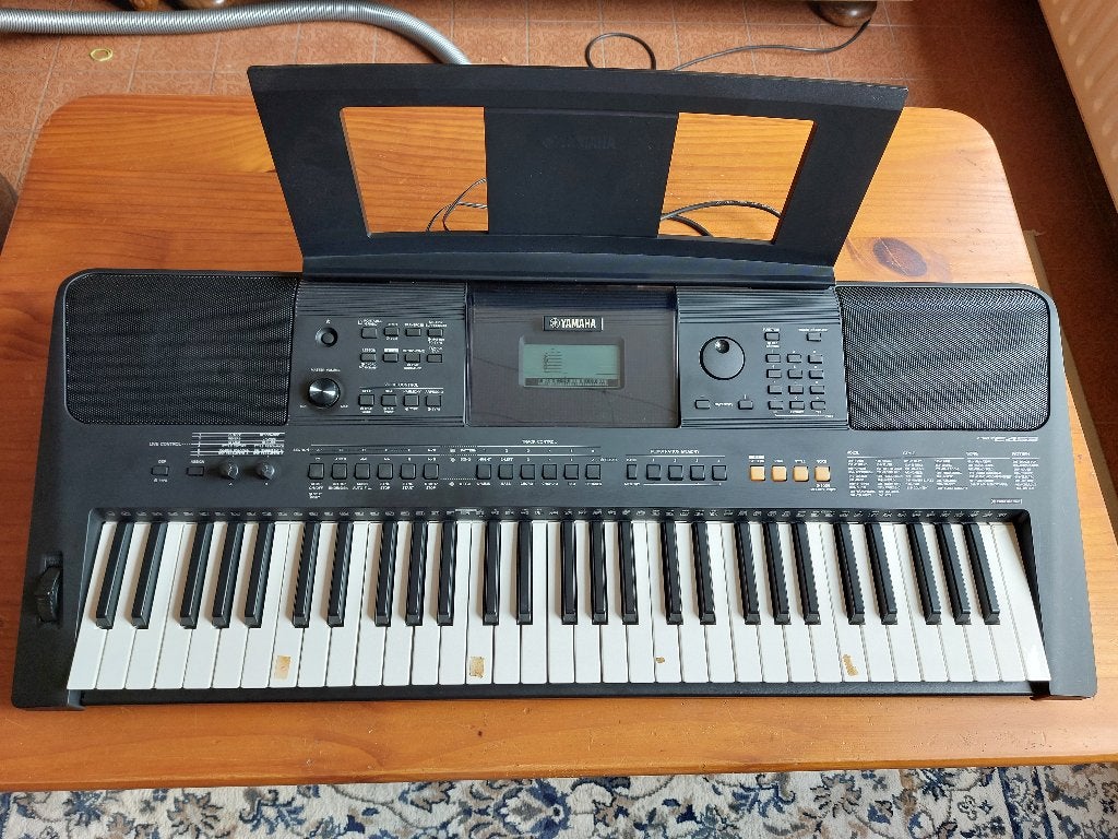 Yamaha keyboard PSR-E453 + Behringer Ultratone KT108 amp., Muziek en Instrumenten, Keyboards, Ophalen, Zo goed als nieuw, 61 toetsen