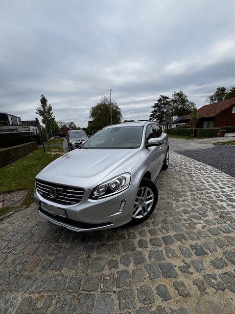 Volvo XC60 D4 Geartronic Summum – 10/2016 – 99.800 km, Autos, Volvo, Cuir, Argent ou Gris, Euro 6, Entretenue par le concessionnaire