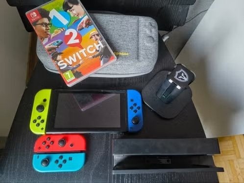 Switch 1/ V2 + 4 Joy-Con + accessoires + jeu 1-2-Switch, Switch 2019 Upgrade, Comme neuf, Avec 3 manettes ou plus, Enlèvement
