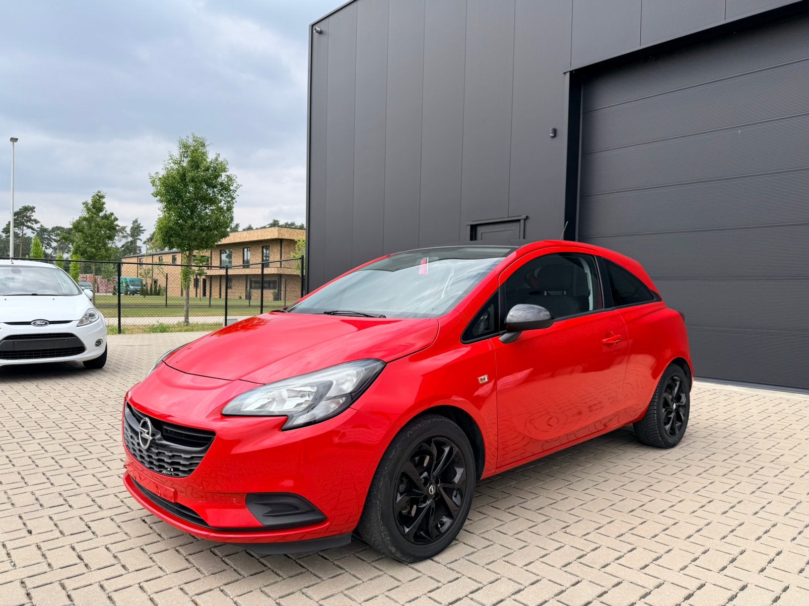 Opel Corsa 1.4 Benzine - Black Edition, Auto's, Dealer onderhouden, Stof, 3 deurs, Rood