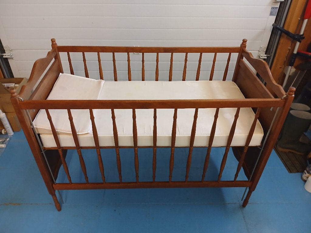 Lit bébé / enfant en bois + matelas & traversin, Gebruikt, Minder dan 140 cm, Minder dan 70 cm, Ophalen