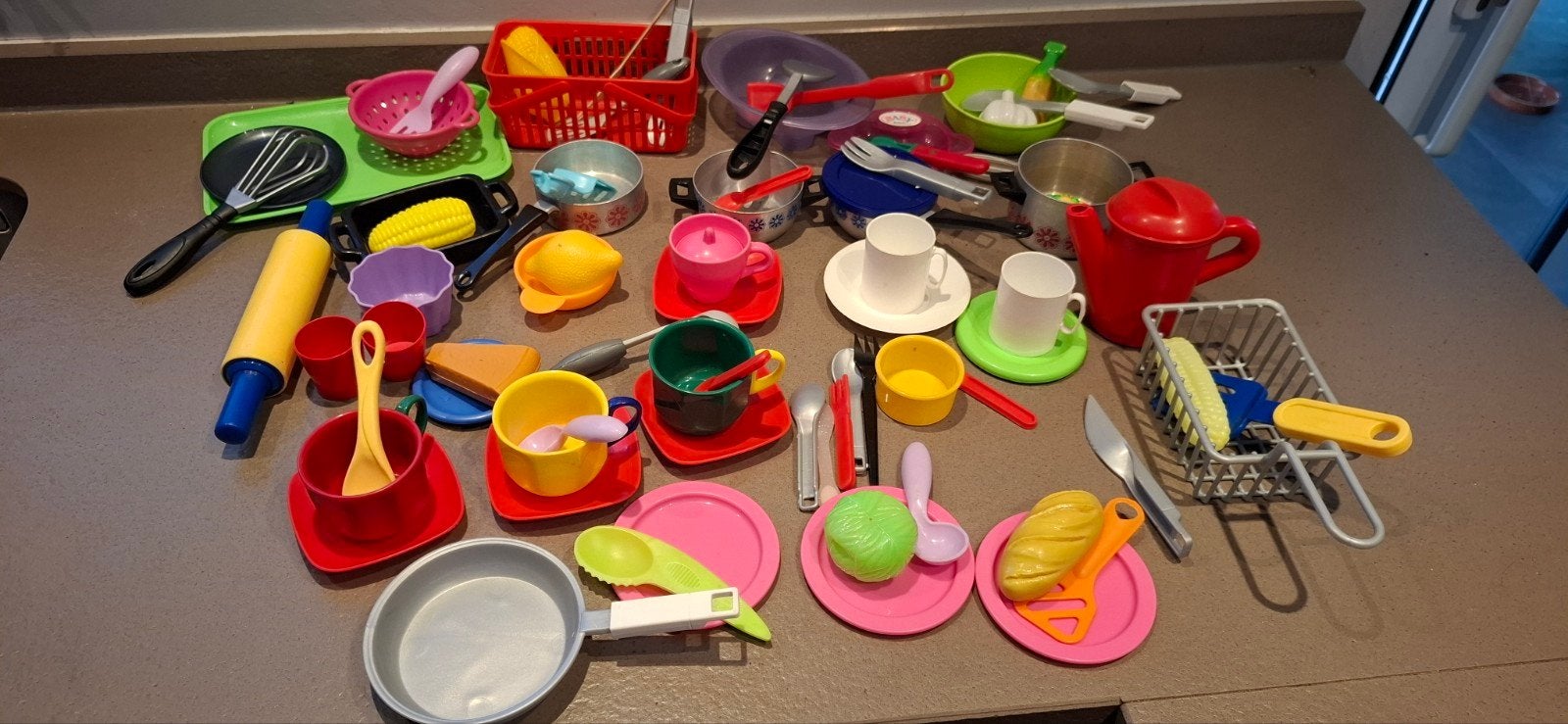 Potten  pannen, borden, bestek, groenten alles €8, Ophalen