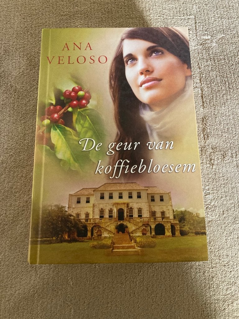 Boek : De geur van koffiebloesem (nieuw) Ana Veloso, 719 blz, Ophalen of Verzenden, Nieuw, Ana Veloso,