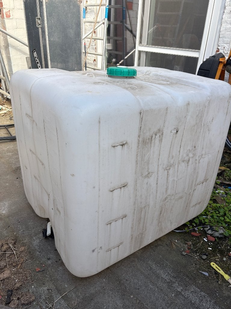 Réservoir IBC avec cadre., Jardin & Terrasse, Barils de pluie, 150 litres ou plus, Enlèvement ou Envoi, Utilisé, Synthétique