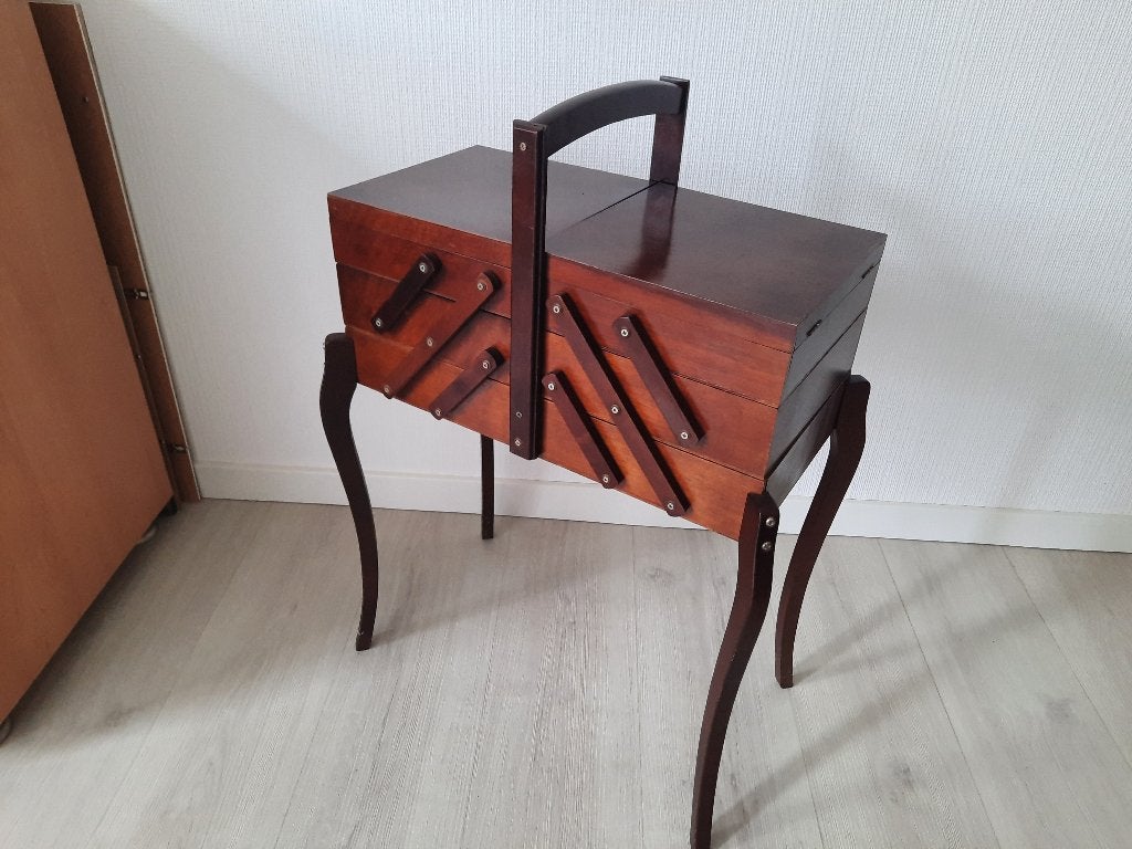 Antieke naaikoffer op poten..., Hobby & Loisirs créatifs, Couture & Fournitures, Enlèvement, Utilisé