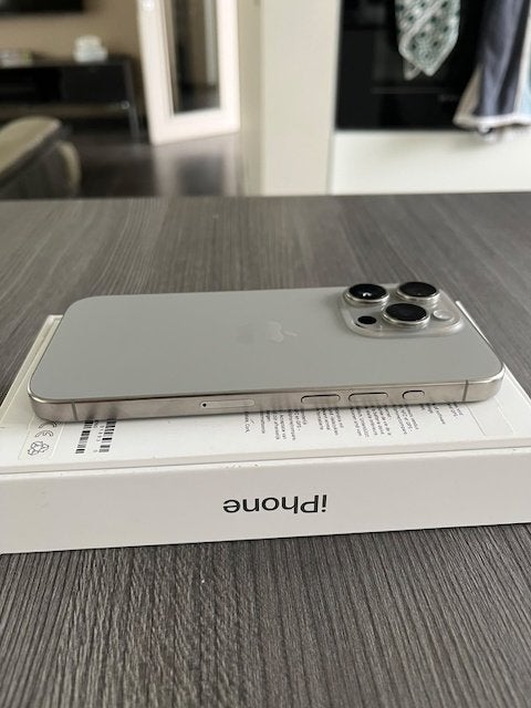 iPhone 15 Pro 128 Go Titane – en parfait état – Boîte, Telecommunicatie, Ophalen, 86 %, Zonder simlock, Zonder abonnement