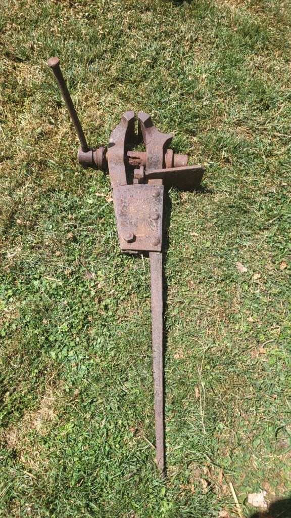 Ancien étau de forge / étau de forgeron en acier forgé, Enlèvement, Utilisé, Étau