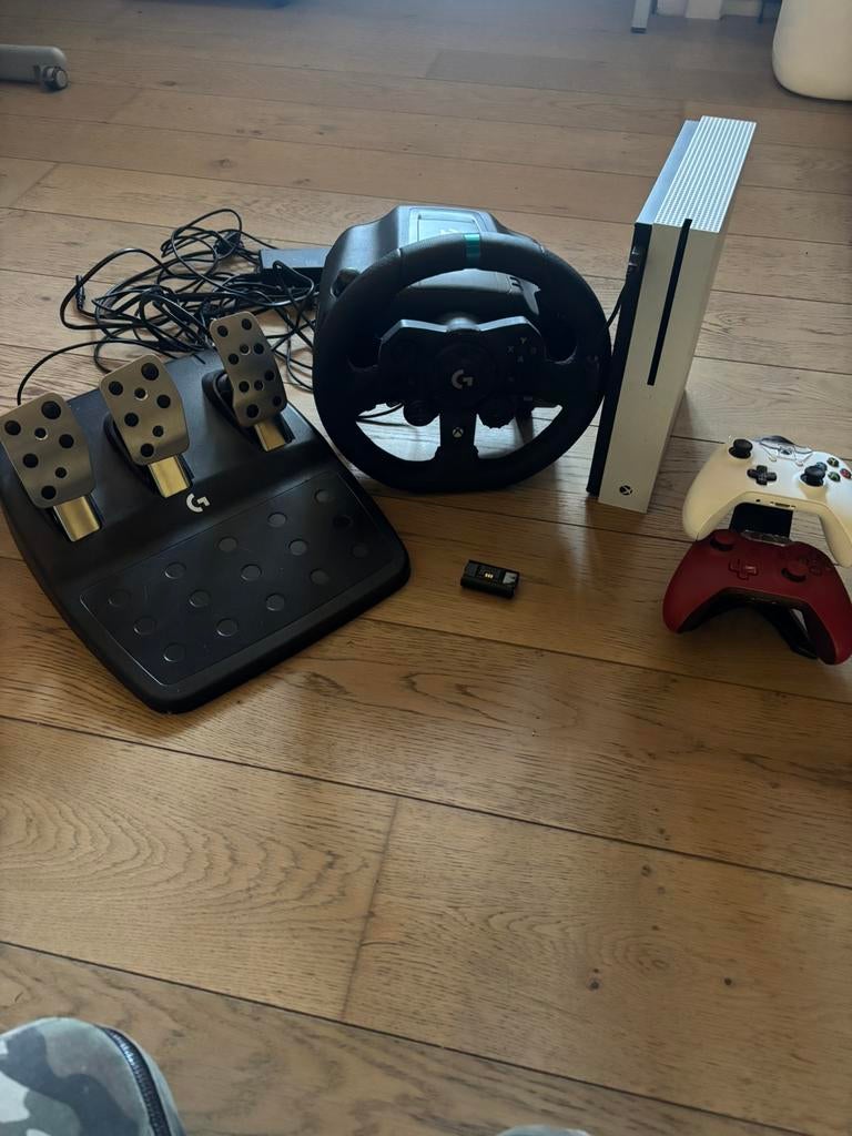 Xbox one s + stuur en pedalen, Games en Spelcomputers, Ophalen, Zo goed als nieuw