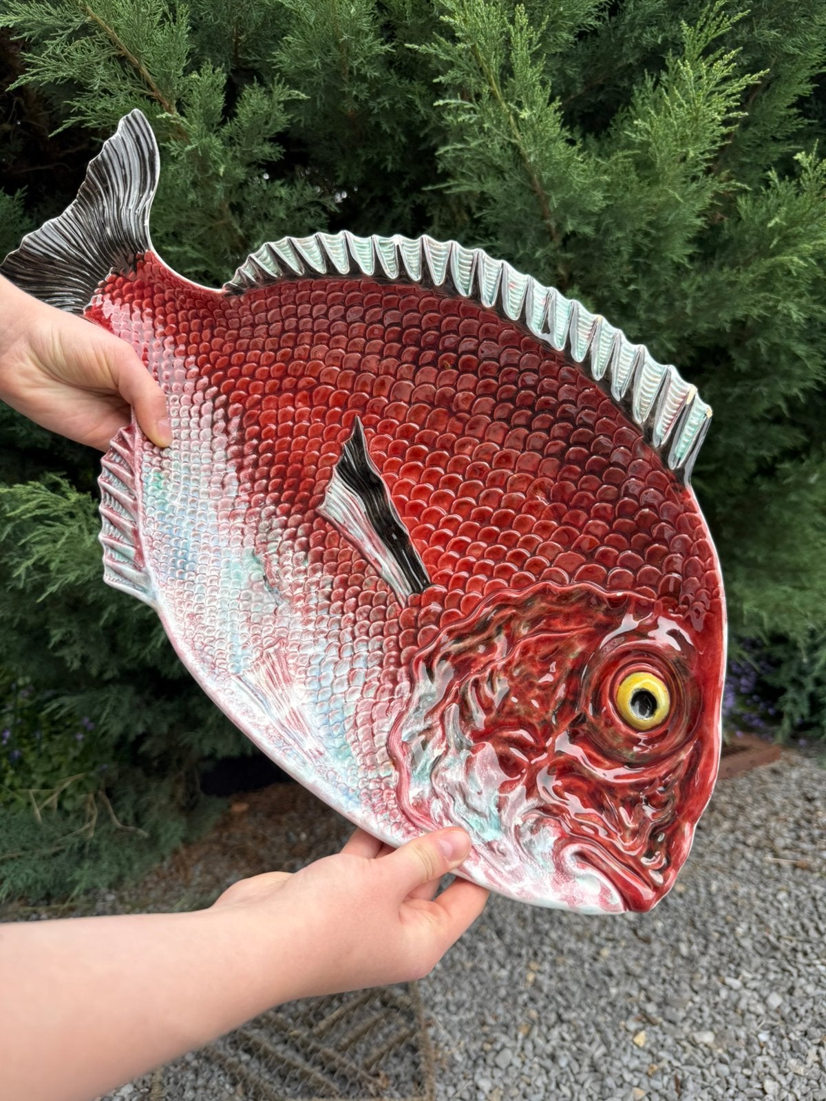 Grand plat de service poisson en céramique, Antiquités & Art, Envoi