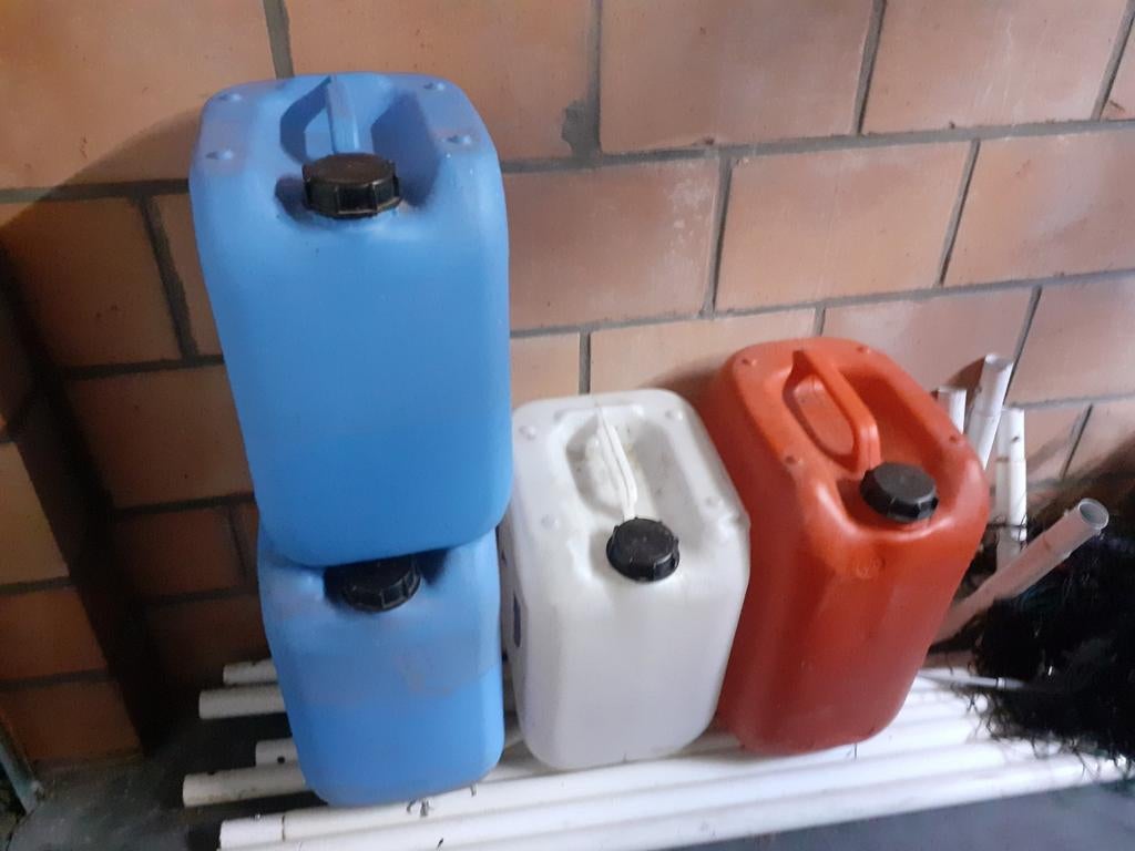 4 Jerrycans (bidons) van 20l, Ophalen