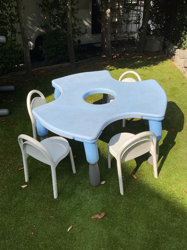 Table de jeu bleue Wesco avec 5 chaises blanches, Enlèvement, Utilisé