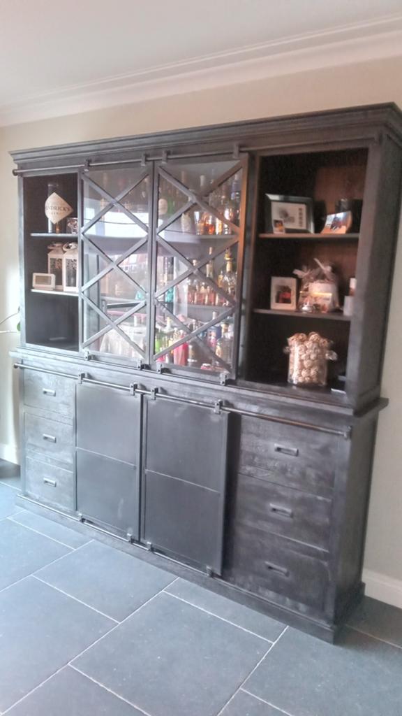 Vitrinekast in zxart mangohout in perfecte staat, Maison & Meubles, 200 cm ou plus, Autres essences de bois, Comme neuf, Enlèvement