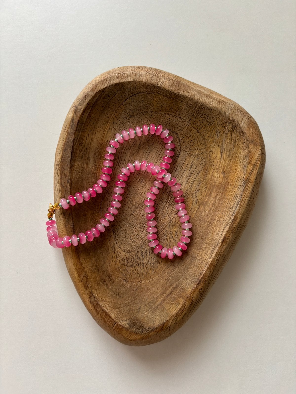 Handmade Glassbead necklace pink, Bijoux, Sacs & Beauté, Enlèvement ou Envoi, Comme neuf, Rose, Autres matériaux