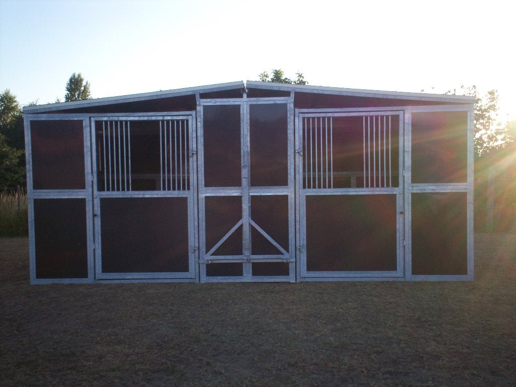 verhuur van verplaatsbare stallen  dubbele plooistal met, Mise à l'étable, 2 ou 3 chevaux ou poneys