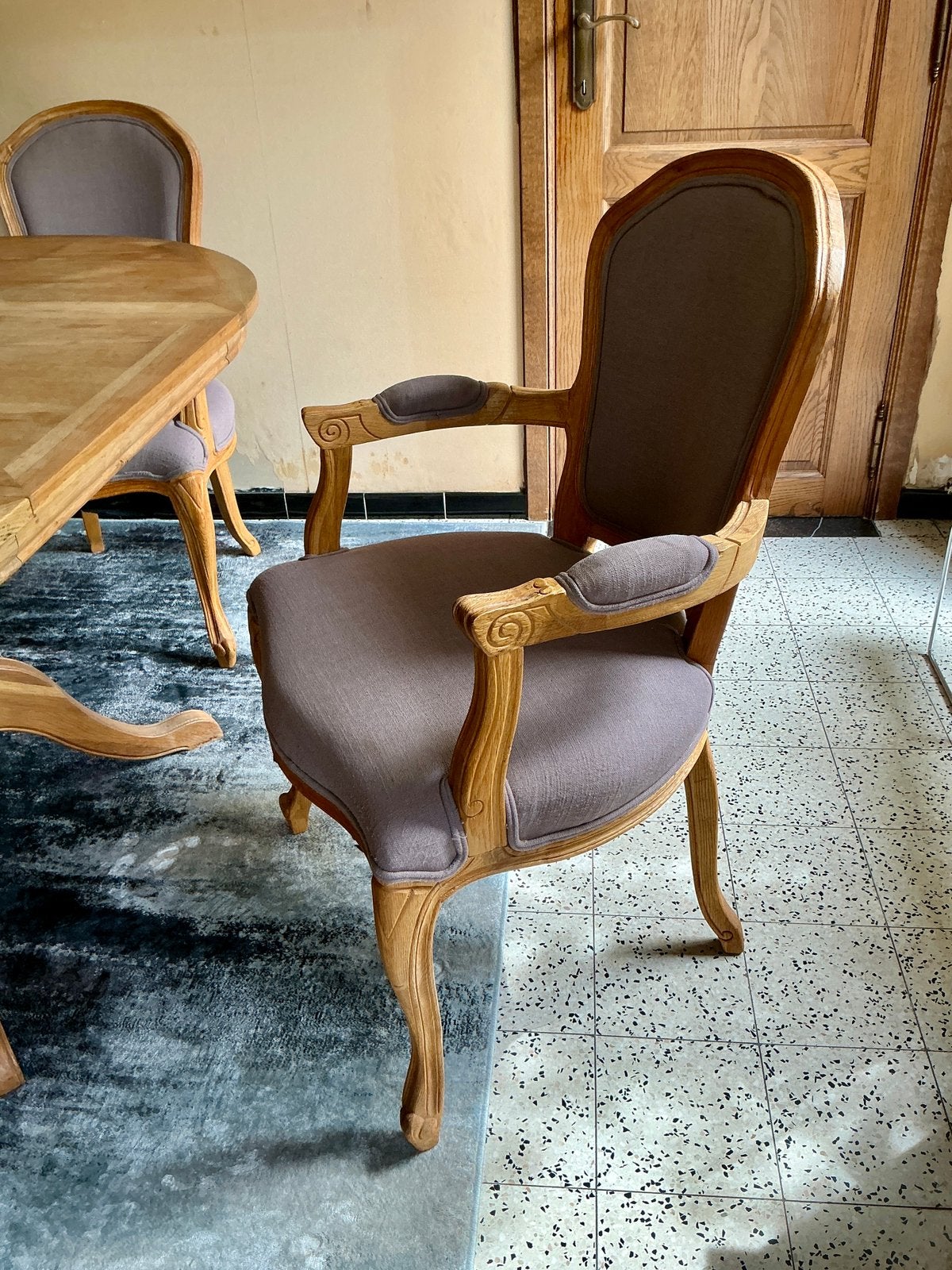 Massief houten uittrekbare tafel en 4 stoelen., Ophalen
