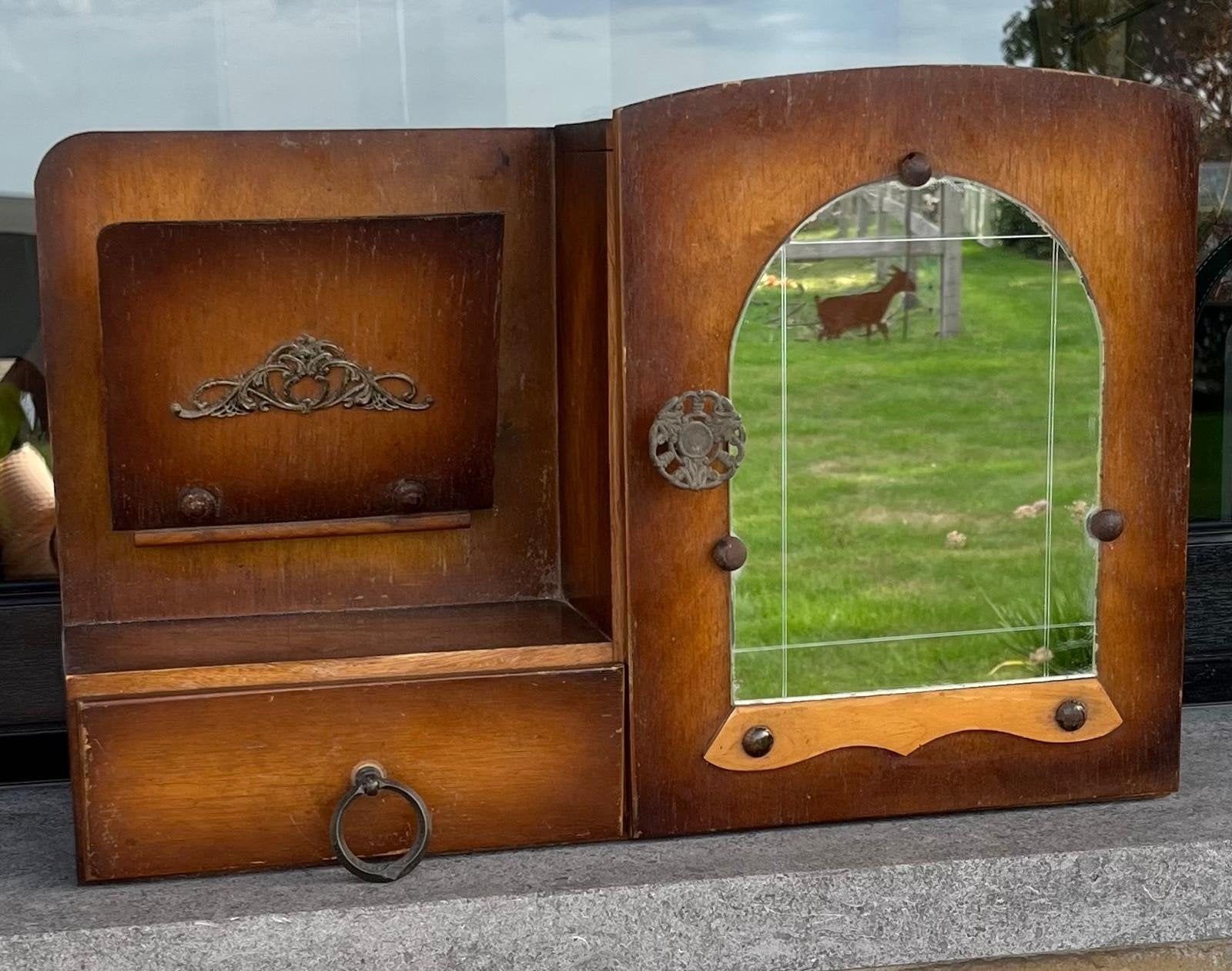 Antieken houten wandkastje, Enlèvement