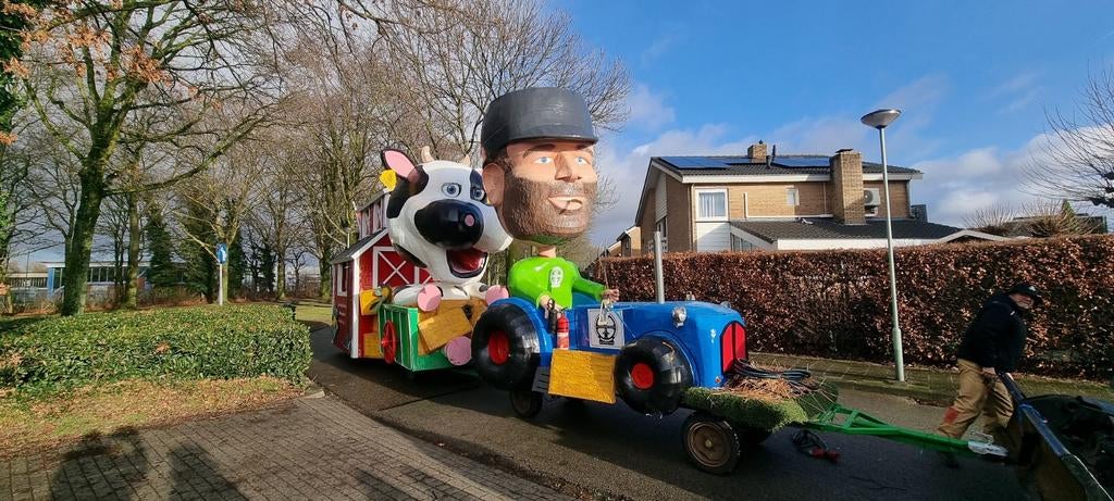 Carnavalswagen met boer op tractor, koe, stal en kip, Ophalen, Gebruikt, Overige typen