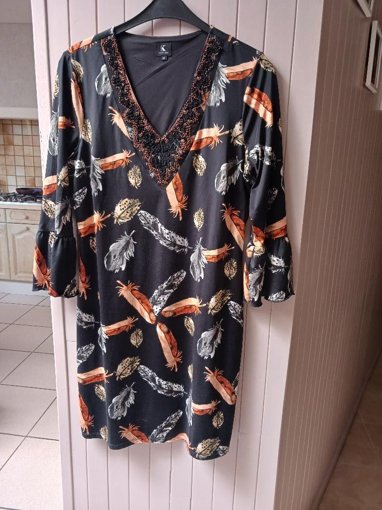 Zwart kleed met veren XL van K design, Zwart, Maat 46/48 (XL) of groter, Ophalen of Verzenden, Knielengte