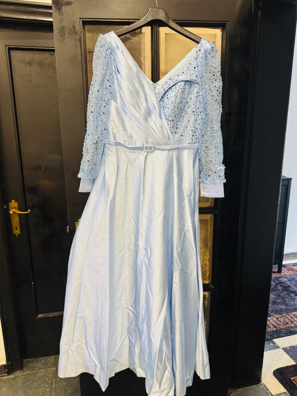 Lichtblauwe galajurk / avondjurk met parels - lange mouwen, Kleding | Dames, Ophalen, Blauw, Maat 42/44 (L), Zo goed als nieuw