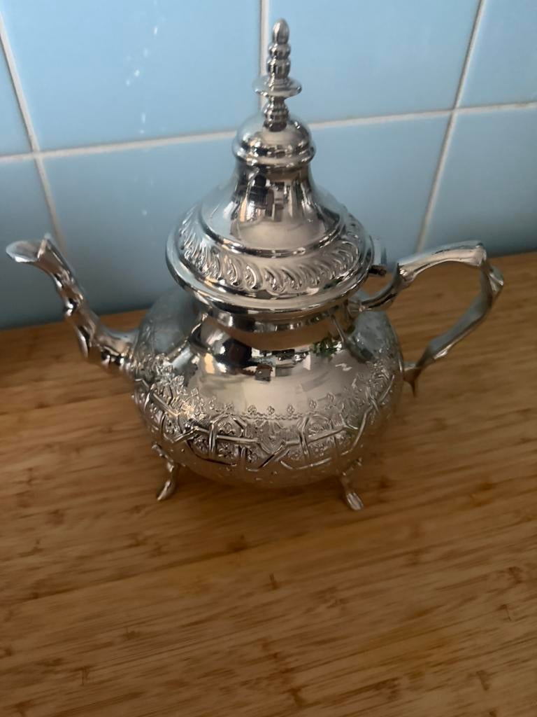 Théière marocaine, Enlèvement