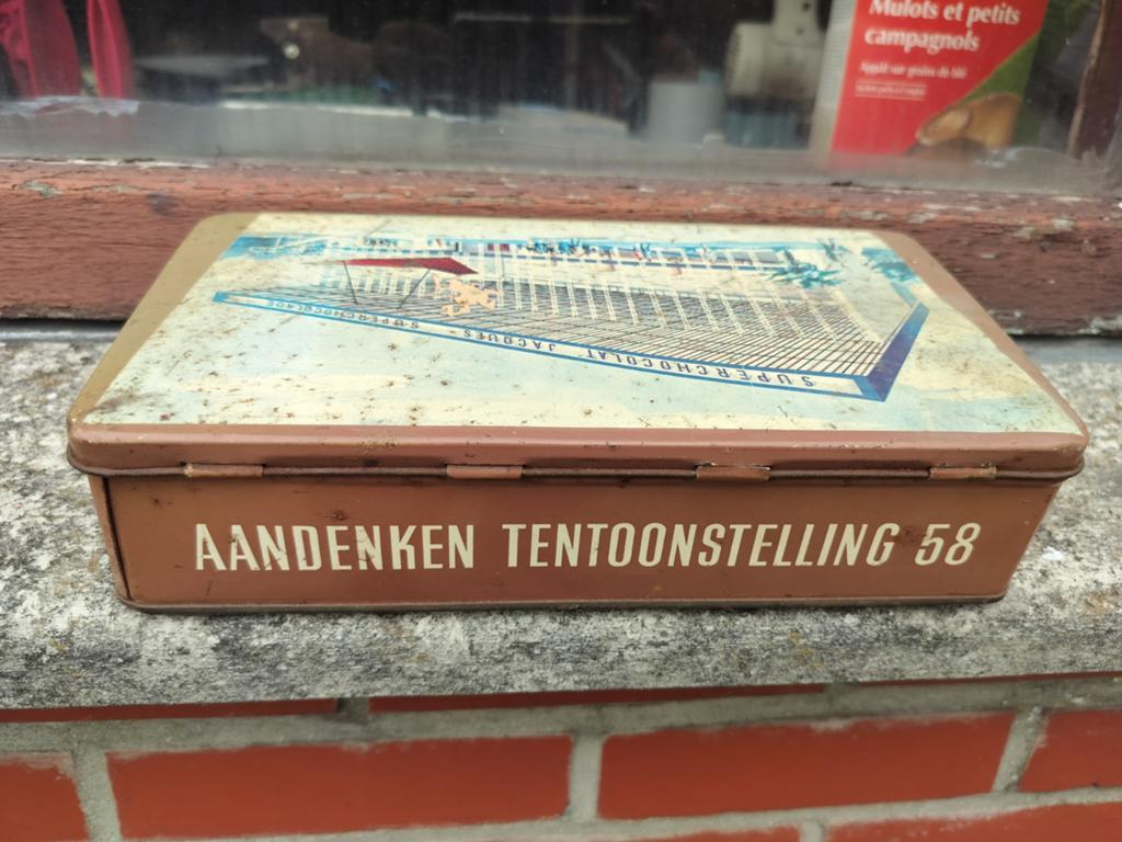 Metalen antieke doos, Ophalen