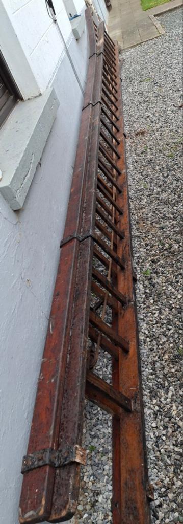 Houten ladder met katrol, Ophalen, Ladder