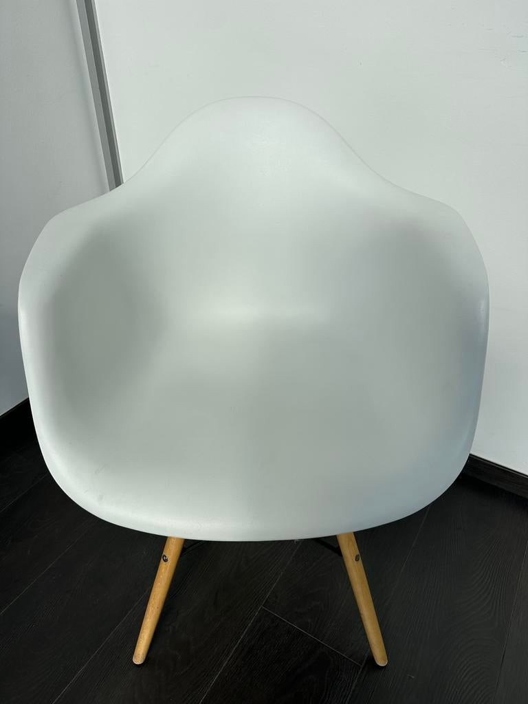 Chaise design style scandinave blanche avec pieds en bois, Comme neuf, Enlèvement, Scandinave, Une