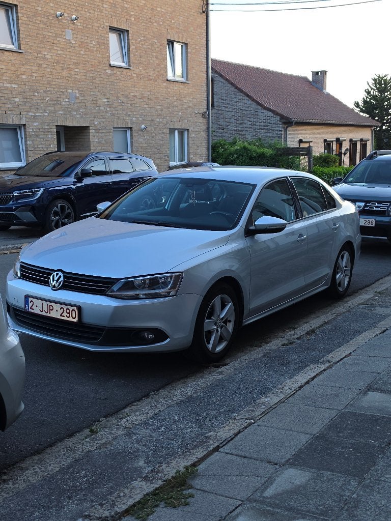Bjr vend ou échange très belle vw jetta mk6 1.2 tsi 105cv, Autos, Achat, Commande vocale, Noir, 5 portes