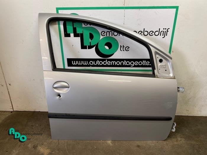 Portière 4portes avant droite d'un Peugeot 107 (107 05-) (K, -, 3 mois de garantie, Utilisé, Porte