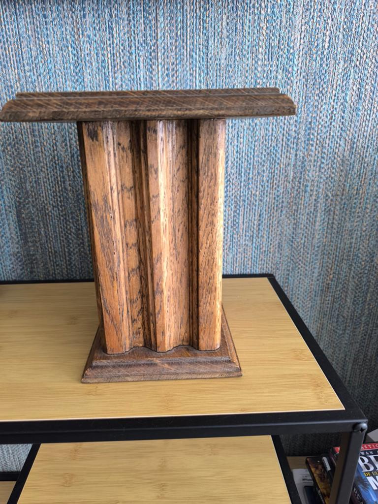 Zeer mooie zwaar houten sokkel, Op sokkel, Hout, Bruin, Ophalen