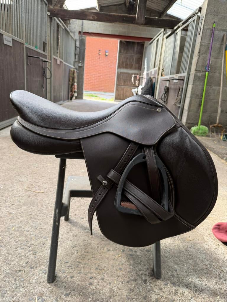 Bruin wintec springzadel 17,5inch, Animaux & Accessoires, Chevaux & Poneys | Selles, Comme neuf, Enlèvement