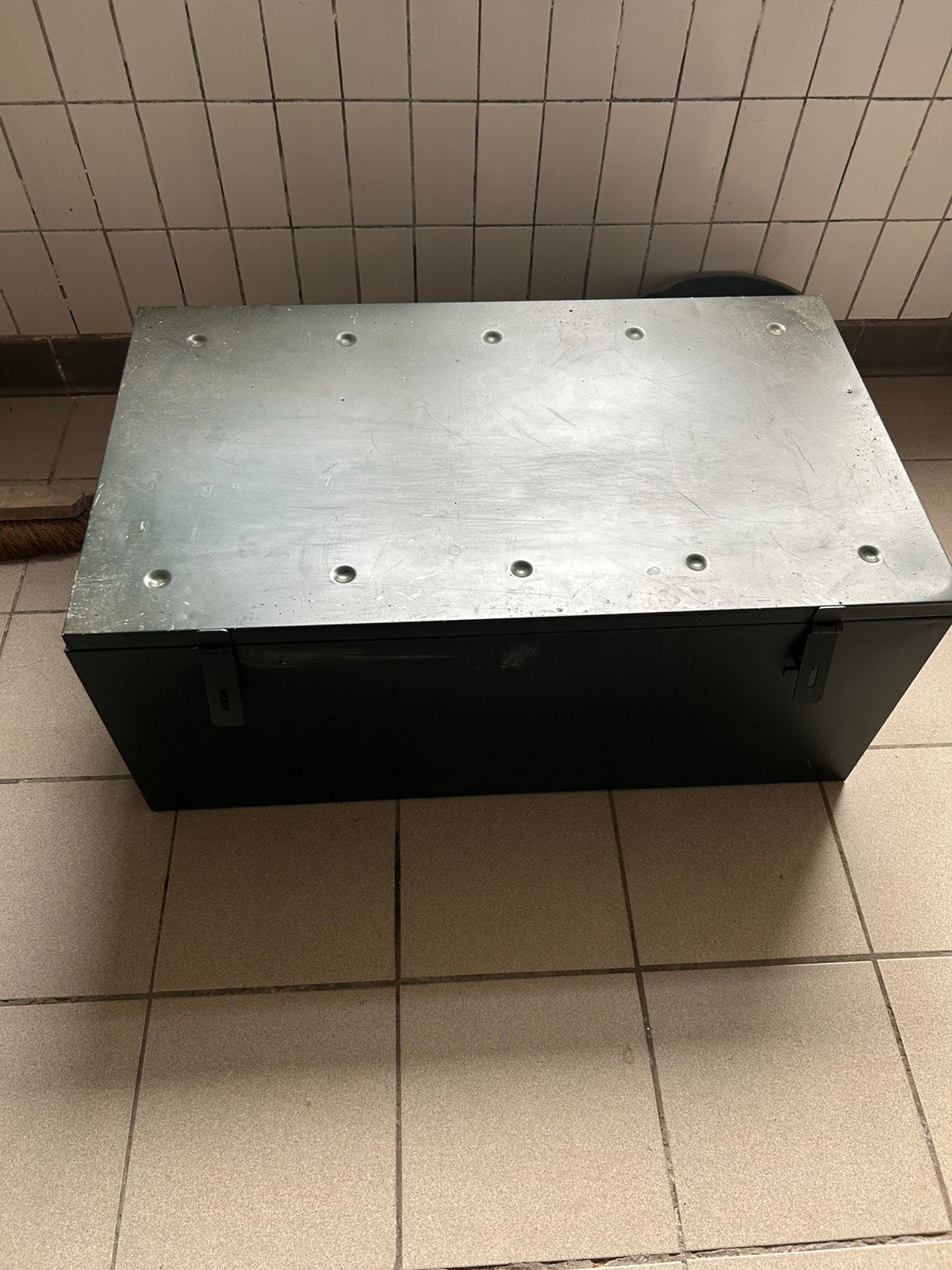Coffre / malle métallique robuste – 1 m x 60 cm, Enlèvement, Comme neuf, Métal