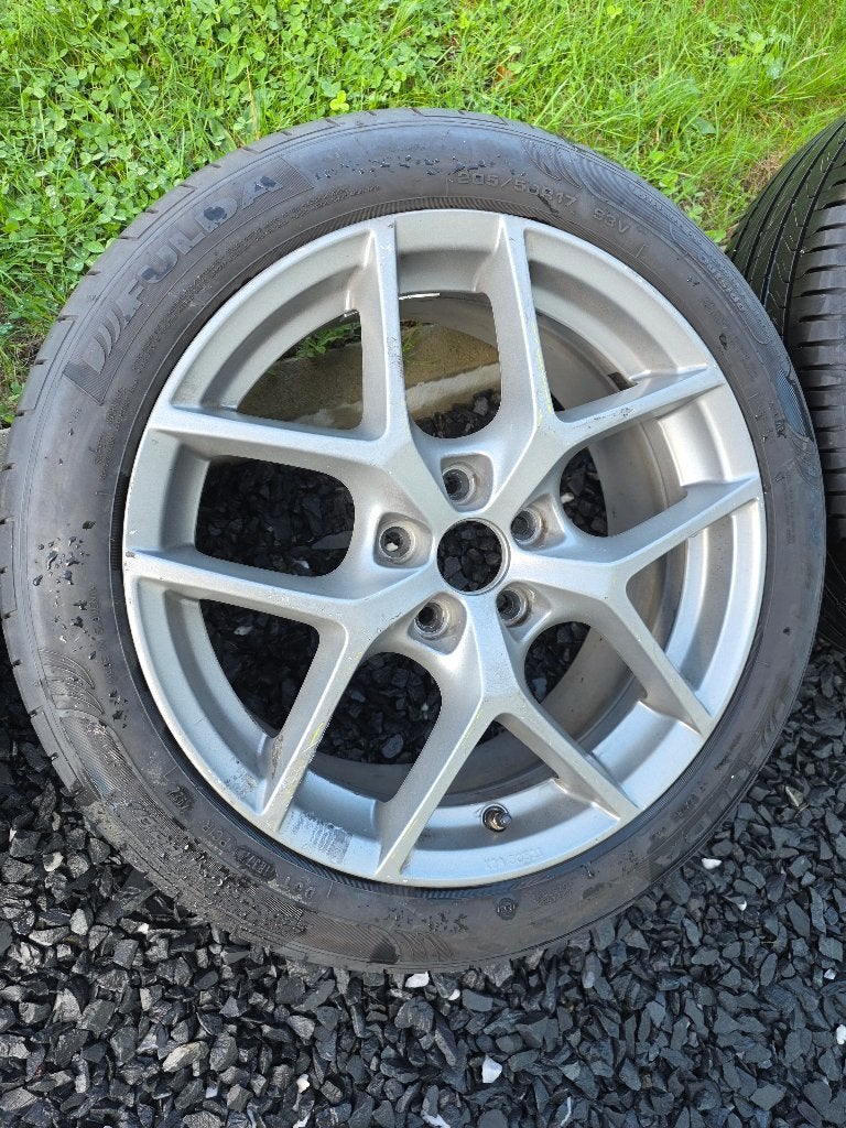 Jantes et pneus - Volvo V40, Autos : Pièces & Accessoires, Pneus et Jantes, Pneus été, 205 mm, 17 pouces